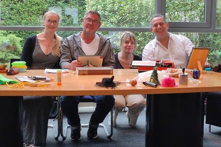 Das Schlossensemble bei der Probe zu „Achtsam morden“
