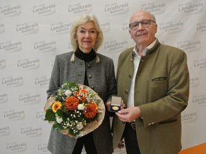 Landrat Martin Neumeyer überreicht die posthume Auszeichnung für Angerer den Älteren an Margit Angerer Landrat Martin Neumeyer überreicht die posthume Auszeichnung für Angerer den Älteren an Margit Angerer