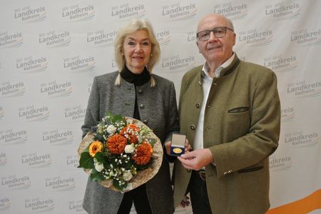 Landrat Martin Neumeyer überreicht die posthume Auszeichnung für Angerer den Älteren an Margit Angerer 