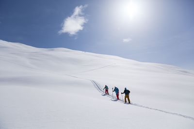 Zwischen Wald, Loipe und Berg bleibt in Osttirol viel Raum für Wesentliches: den Schnee unter den Füßen, den eigenen Atem und den Blick in die Weite