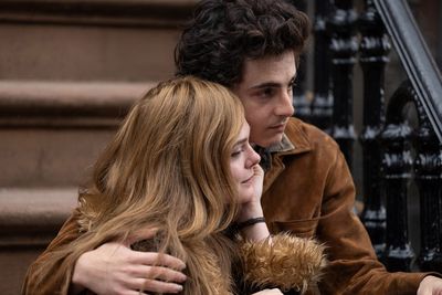Die semi-fiktive Sylvie Russo (Elle Fanning, l.) wurde der historischen Dylan-Freundin Suze Rotolo nachempfunden