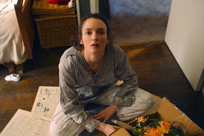 Niki (Charlotte Le Bon) befreit sich durch künstlerisches Schaffen von ihren Dämonen