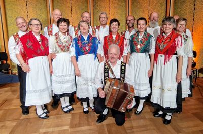 Weisbacher Tanzgruppe mit Harmonikaspieler Helmut Handwerker