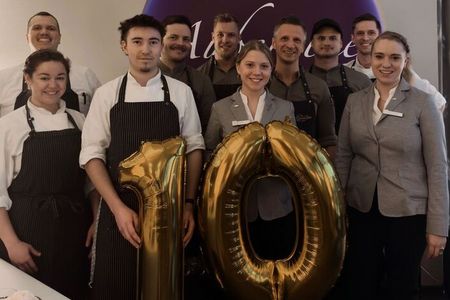 Maximilian Moser (4. v. r.), Küchenchef sowie Kulinarischer Direktor im Hotel Vier Jahreszeiten Starnberg, Restaurantleiterin Miriam Steinmeyer (r.) und das Team vom Gourmetrestaurant Aubergine dürfen sich seit 2014 mit einem Michelin-Stern schmücken