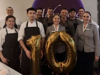 Maximilian Moser (4. v. r.), Küchenchef sowie Kulinarischer Direktor im Hotel Vier Jahreszeiten Starnberg, Restaurantleiterin Miriam Steinmeyer (r.) und das Team vom Gourmetrestaurant Aubergine dürfen sich seit 2014 mit einem Michelin-Stern schmücken