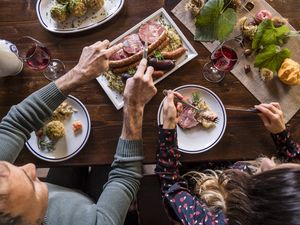 Törggelen gehört in Schenna zum Herbst wie Kastanien und neuer Wein: Bei regionalen Spezialitäten kommen Gäste und Einheimische in der Südtiroler Gemeinde zusammen Törggelen gehört in Schenna zum Herbst wie Kastanien und neuer Wein: Bei regionalen Spezialitäten kommen Gäste und Einheimische in der Südtiroler Gemeinde zusammen