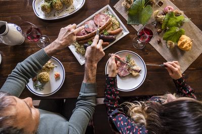 Törggelen gehört in Schenna zum Herbst wie Kastanien und neuer Wein: Bei regionalen Spezialitäten kommen Gäste und Einheimische in der Südtiroler Gemeinde zusammen