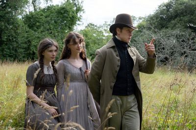 Margaret Dashwood (Bodhi Rae Breathnach), Elinor Dashwood (Daisy Edgar-Jones) und Edward Ferrars (George MacKay)