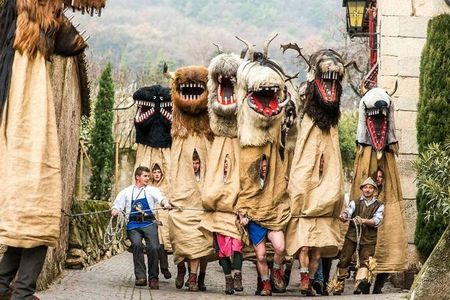 Einer der sonderbarsten und zugleich ältesten Südtiroler Fasnachtsbräuche ist der Egetmann-Umzug, der jeweils am Faschingsdienstag an ungeraden Jahren stattfindet und tausende Zuschauer ins Weindorf Tramin lockt