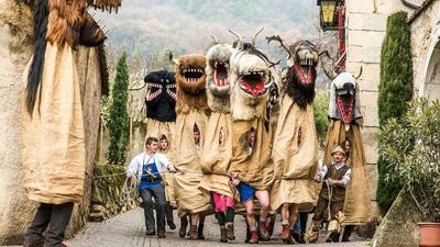 Einer der sonderbarsten und zugleich ältesten Südtiroler Fasnachtsbräuche ist der Egetmann-Umzug, der jeweils am Faschingsdienstag an ungeraden Jahren stattfindet und tausende Zuschauer ins Weindorf Tramin lockt
