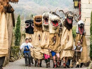 Einer der sonderbarsten und zugleich ältesten Südtiroler Fasnachtsbräuche ist der Egetmann-Umzug, der jeweils am Faschingsdienstag an ungeraden Jahren stattfindet und tausende Zuschauer ins Weindorf Tramin lockt Einer der sonderbarsten und zugleich ältesten Südtiroler Fasnachtsbräuche ist der Egetmann-Umzug, der jeweils am Faschingsdienstag an ungeraden Jahren stattfindet und tausende Zuschauer ins Weindorf Tramin lockt