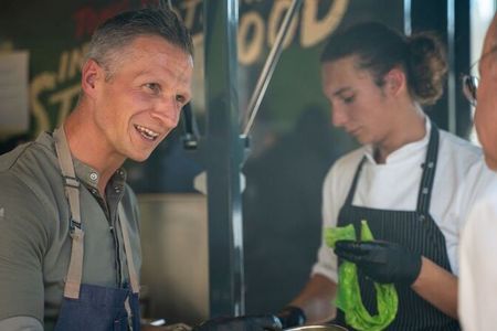 Küchenchef Maximilian Moser im oberbayerischen Hotel Vier Jahreszeiten Starnberg zeigt sich beim jährlichen „Food-Festival“ locker, nahbar und kreativ