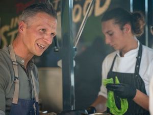 Küchenchef Maximilian Moser im oberbayerischen Hotel Vier Jahreszeiten Starnberg zeigt sich beim jährlichen „Food-Festival“ locker, nahbar und kreativ Küchenchef Maximilian Moser im oberbayerischen Hotel Vier Jahreszeiten Starnberg zeigt sich beim jährlichen „Food-Festival“ locker, nahbar und kreativ