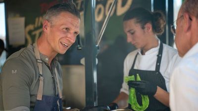 Küchenchef Maximilian Moser im oberbayerischen Hotel Vier Jahreszeiten Starnberg zeigt sich beim jährlichen „Food-Festival“ locker, nahbar und kreativ