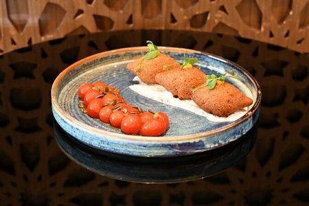 Goldene Kürbis-Kibbeh mit würziger Füllung und zweierlei Soßen – veganer Genuss mit orientalischem Flair im Centara Mirage Beach Resort Dubai
