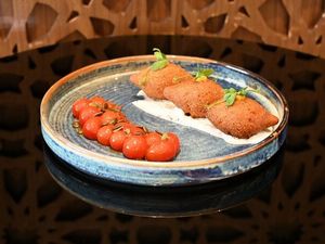 Goldene Kürbis-Kibbeh mit würziger Füllung und zweierlei Soßen – veganer Genuss mit orientalischem Flair im Centara Mirage Beach Resort Dubai Goldene Kürbis-Kibbeh mit würziger Füllung und zweierlei Soßen – veganer Genuss mit orientalischem Flair im Centara Mirage Beach Resort Dubai