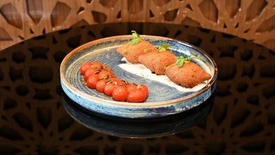 Goldene Kürbis-Kibbeh mit würziger Füllung und zweierlei Soßen – veganer Genuss mit orientalischem Flair im Centara Mirage Beach Resort Dubai