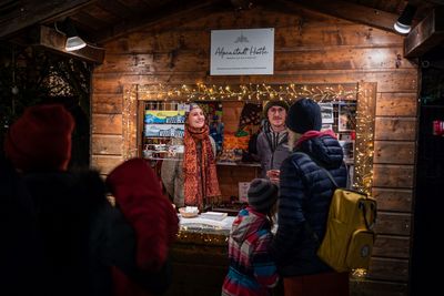 Pop-up-Hütten auf dem Bad Reichenhaller Christkindlmarkt schaffen Raum für Vielfalt