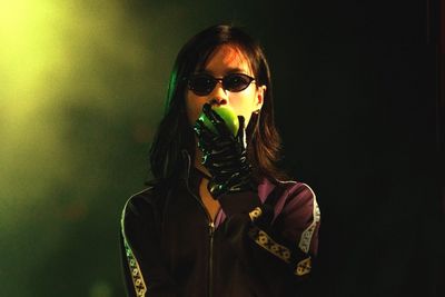 Tai Zhaomei (Gengxi Lee) wartet auf das neue Millenium