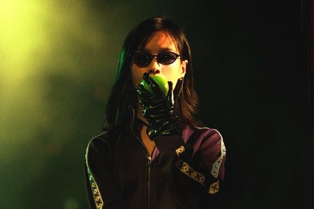 Tai Zhaomei (Gengxi Lee) wartet auf das neue Millenium