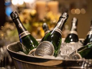 Lasst die Korken knallen – im Hotel Vier Jahreszeiten Starnberg feiern Gäste den Jahreswechsel standesgemäß inklusive Jubiläums-Champagner Lasst die Korken knallen – im Hotel Vier Jahreszeiten Starnberg feiern Gäste den Jahreswechsel standesgemäß inklusive Jubiläums-Champagner