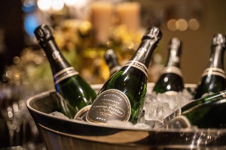 Lasst die Korken knallen – im Hotel Vier Jahreszeiten Starnberg feiern Gäste den Jahreswechsel standesgemäß inklusive Jubiläums-Champagner