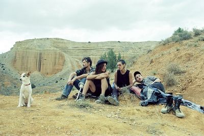 Auf dem Weg zu ihrem nächsten Rave: Tonin (Tonin Janvier l.), Stef (Stefania Gadda, 2.v.l. ), Jade (Jade Oukid) und Josh (Joshua Liam Henderson)