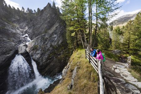 Auf der Erlebnisroute Plimaschlucht bringen der gleichnamige Bach und Wasserfall kühles Gebirgs- und Schmelzwasser aus den Hochtälern des Südtiroler Martelltals nah an den Wanderweg