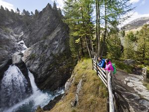 Auf der Erlebnisroute Plimaschlucht bringen der gleichnamige Bach und Wasserfall kühles Gebirgs- und Schmelzwasser aus den Hochtälern des Südtiroler Martelltals nah an den Wanderweg Auf der Erlebnisroute Plimaschlucht bringen der gleichnamige Bach und Wasserfall kühles Gebirgs- und Schmelzwasser aus den Hochtälern des Südtiroler Martelltals nah an den Wanderweg