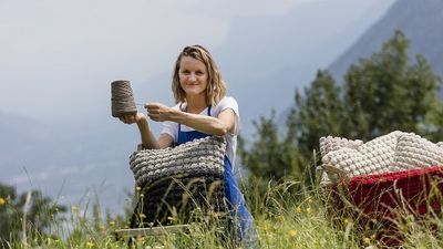 So kuschelig sind Johanna Aichners selbstgehäkelte Kissenbezüge nur, weil die Wolle für ihre handgearbeiteten Wohnaccessoires von den eigenen Südtiroler Bergschafen stammt
