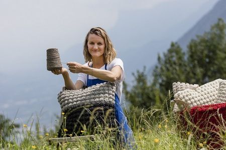 So kuschelig sind Johanna Aichners selbstgehäkelte Kissenbezüge nur, weil die Wolle für ihre handgearbeiteten Wohnaccessoires von den eigenen Südtiroler Bergschafen stammt