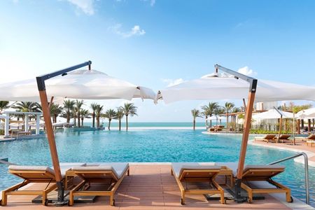 Ras Al Khaimah entwickelt sich bei sonnenklar.TV zum neuen Premium-Badeziel. Hotels wie das Intercontinental Ras Al Khaimah bieten eine luxuriöse Auszeit direkt am feinen Sandstrand