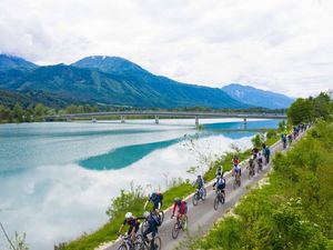 Gruppe von Radfahrern entlang des Drauradweges Gruppe von Radfahrern entlang des Drauradweges