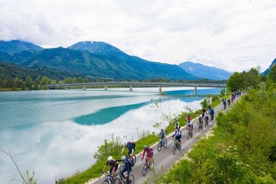 Gruppe von Radfahrern entlang des Drauradweges