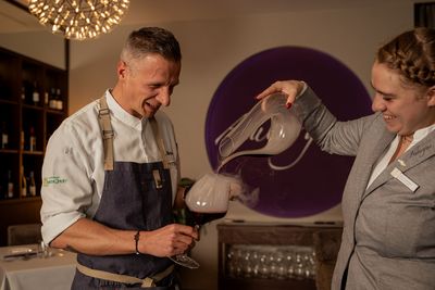 Das Gourmetrestaurant Aubergine unter Leitung von Miriam Steinmeyer (rechts) listet der „Guide MICHELIN“ 2025 mit einem Stern. Neben der Kreativküche aus der Feder von Maximilian Moser (links) gilt das Lokal auch unter Weinkennern als Top-Adresse
