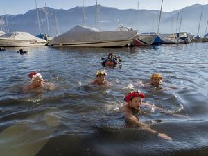 Tradition am Lago Maggiore – im Januar findet das alljährliche Drei-Königs-Schwimmen statt, bei dem Teilnehmer eine achtzig Meter lange Strecke im Hafenbecken von Brissago Tradition am Lago Maggiore – im Januar findet das alljährliche Drei-Königs-Schwimmen statt, bei dem Teilnehmer eine achtzig Meter lange Strecke im Hafenbecken von Brissago
