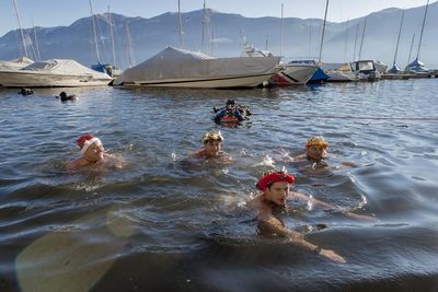 Tradition am Lago Maggiore – im Januar findet das alljährliche Drei-Königs-Schwimmen statt, bei dem Teilnehmer eine achtzig Meter lange Strecke im Hafenbecken von Brissago