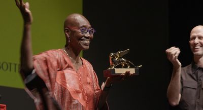 Germaine Acogny wird 2021 mit dem Goldenen Löwen für ihr Lebenswerk auf der Tanz-Biennale in Venedig ausgezeichnet