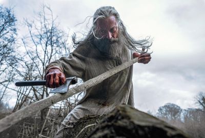 Robin Hood (Hugh Jackman) fertigt sich ein Gartenwerkzeug an