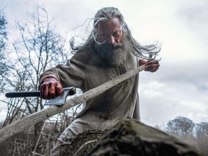 Robin Hood (Hugh Jackman) fertigt sich ein Gartenwerkzeug an Robin Hood (Hugh Jackman) fertigt sich ein Gartenwerkzeug an