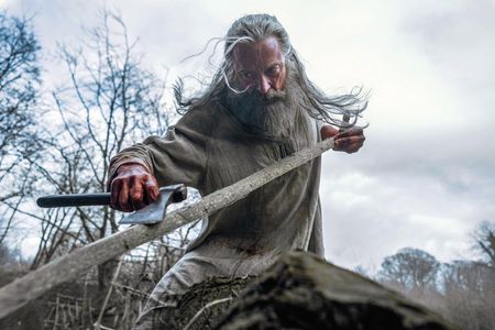 Robin Hood (Hugh Jackman) fertigt sich ein Gartenwerkzeug an
