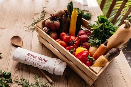 In der „Roter Hahn“-Kochschule am Föhrnerhof in Südtirol stehen hofeigene und regionale Produkte im Mittelpunkt