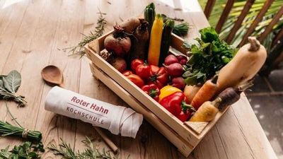 In der „Roter Hahn“-Kochschule am Föhrnerhof in Südtirol stehen hofeigene und regionale Produkte im Mittelpunkt