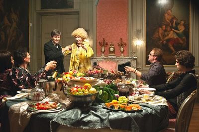 Feierliches Bankett: Bei seiner Suche nach Antworten stolpert Mr. K (Crispin Glover) mitten in das üppige Abendmahl der illustren Hotelgäste