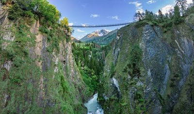 Die neue Hängebrücke wartet mit einer Spannweite von rund 84 Metern und einer Höhe von etwa 90 Metern auf mutige Wanderer am Isteltrail
