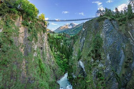 Die neue Hängebrücke wartet mit einer Spannweite von rund 84 Metern und einer Höhe von etwa 90 Metern auf mutige Wanderer am Isteltrail
