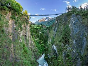 Die neue Hängebrücke wartet mit einer Spannweite von rund 84 Metern und einer Höhe von etwa 90 Metern auf mutige Wanderer am Isteltrail Die neue Hängebrücke wartet mit einer Spannweite von rund 84 Metern und einer Höhe von etwa 90 Metern auf mutige Wanderer am Isteltrail