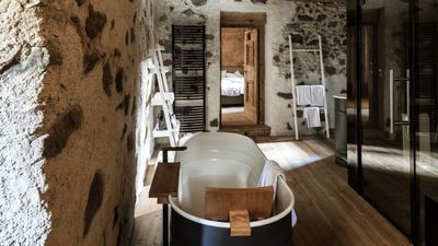 In der Pfistersuite, älteste Stube im historischen Ansitz zum Löwen, schlafen Gäste des Hotels Weisses Kreuz in Burgeis/Südtirol unter einer mehr als 800 Jahre alten Holzvertäfelung
