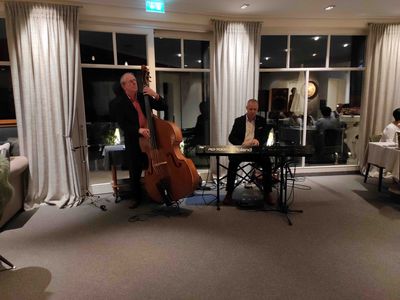 Andreas Kopeinig am Klavier und Tiny Schmauch am Kontrabass