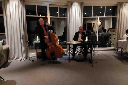 Andreas Kopeinig am Klavier und Tiny Schmauch am Kontrabass